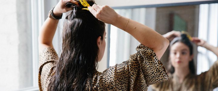 Peigne chauffant : comment bien l’utiliser ? femme se coiffe