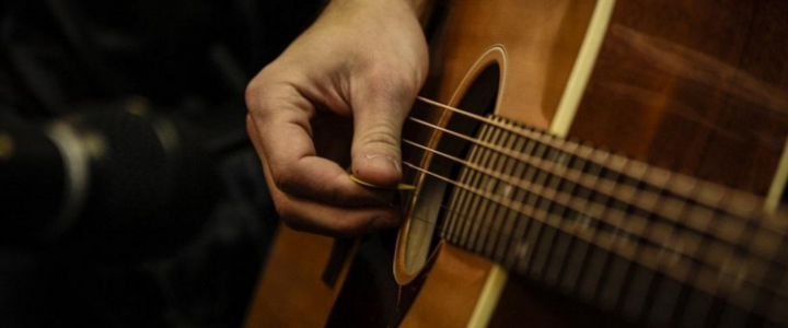 Que faire pour apprendre seul à jouer de la guitare ?